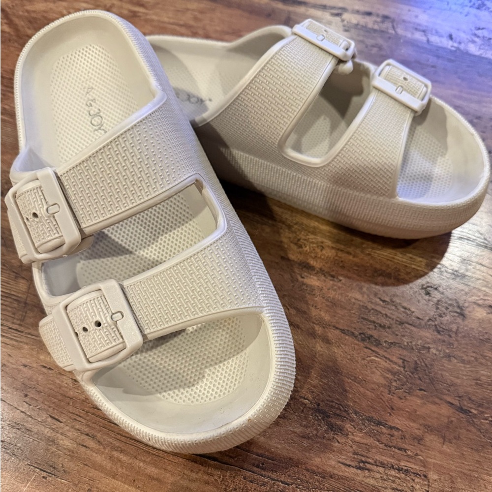 Mia & Joy
Slide sandals